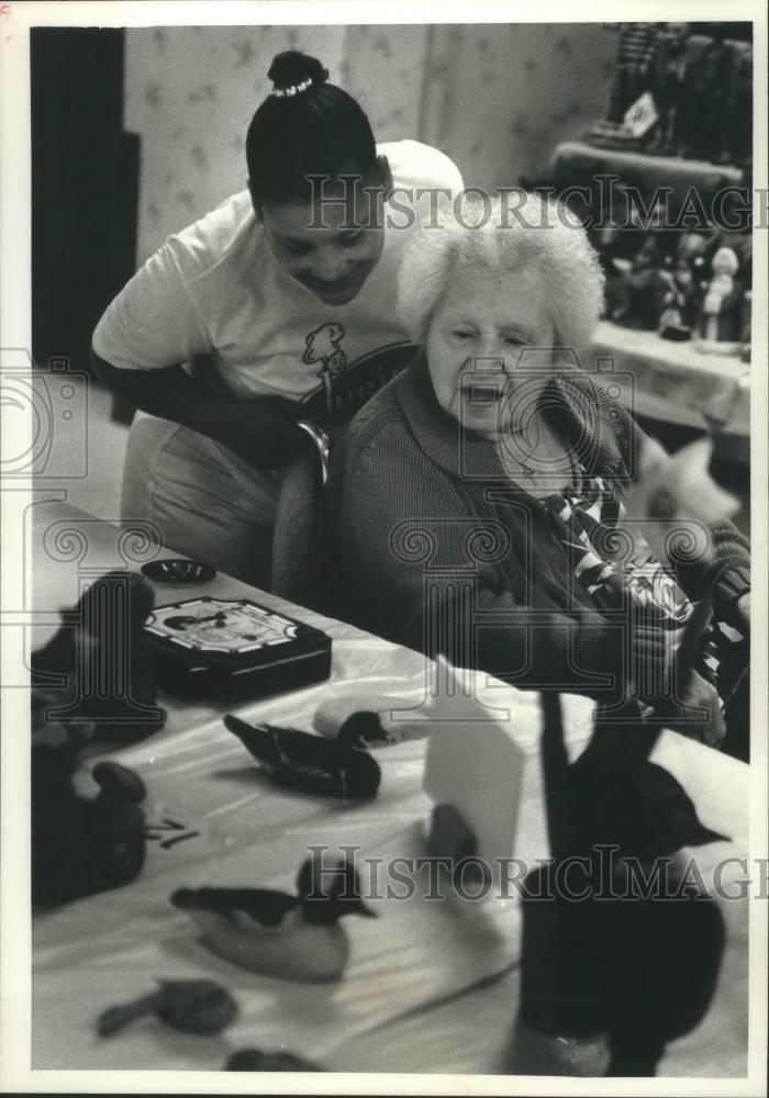 1991 Press Photo Badger State Carvers show, Mount Carmel Health Care-Greenfield - Historic Images