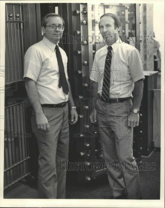 1985 Press Photo Fred Nadzieja, Earl Edwards, M&I Bank of Dodgeville, Wisconsin - Historic Images