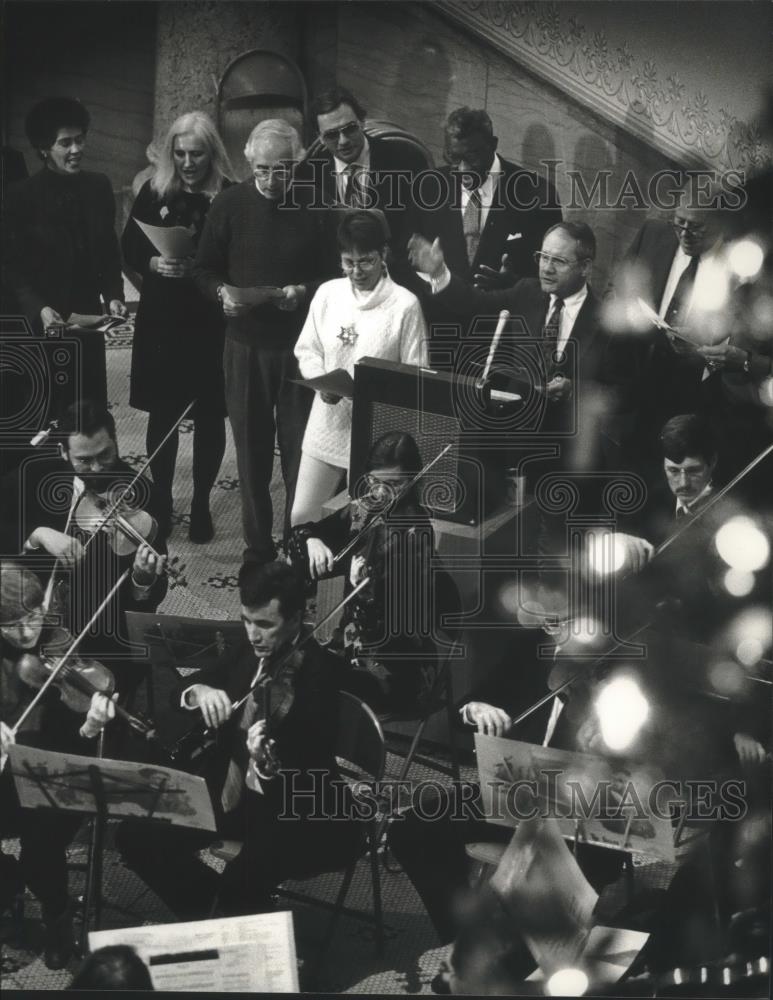 1993 Press Photo Aldermen, city employees with Milwaukee Symphony Orchestra - Historic Images