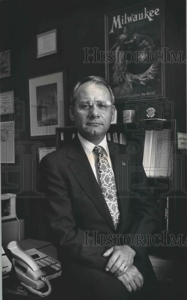 1988 Press Photo Thomas Nardelli, Milwaukee alderman in his office at City Hall - Historic Images