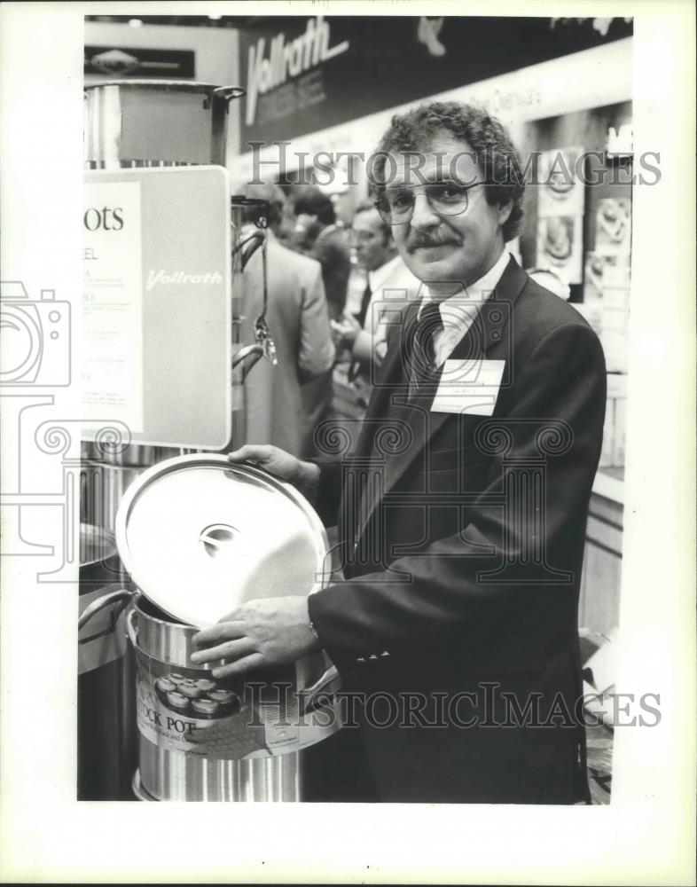 1983 Press Photo Ron Hiteman, Vollrath Co. of Sheboygan, at Chicago trade show - Historic Images