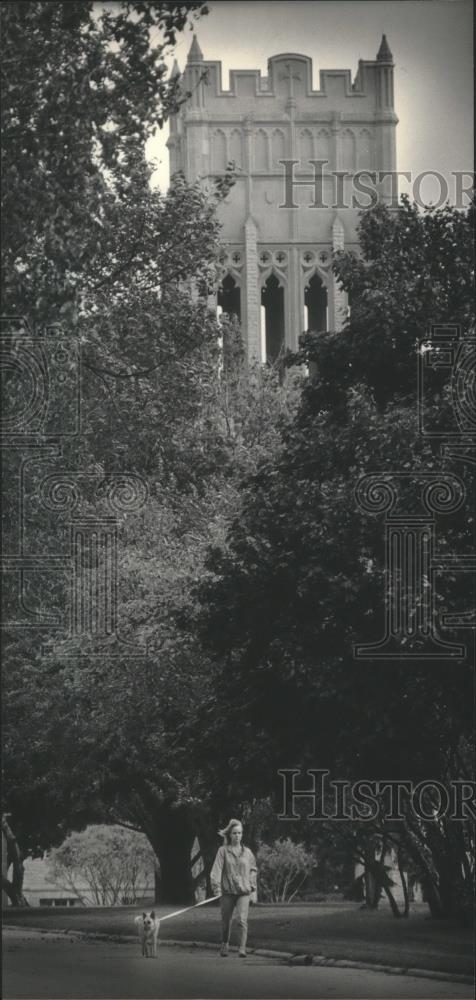 1985 Press Photo Julie Petruser walks her dog past Mount Mary College, Milwaukee - Historic Images