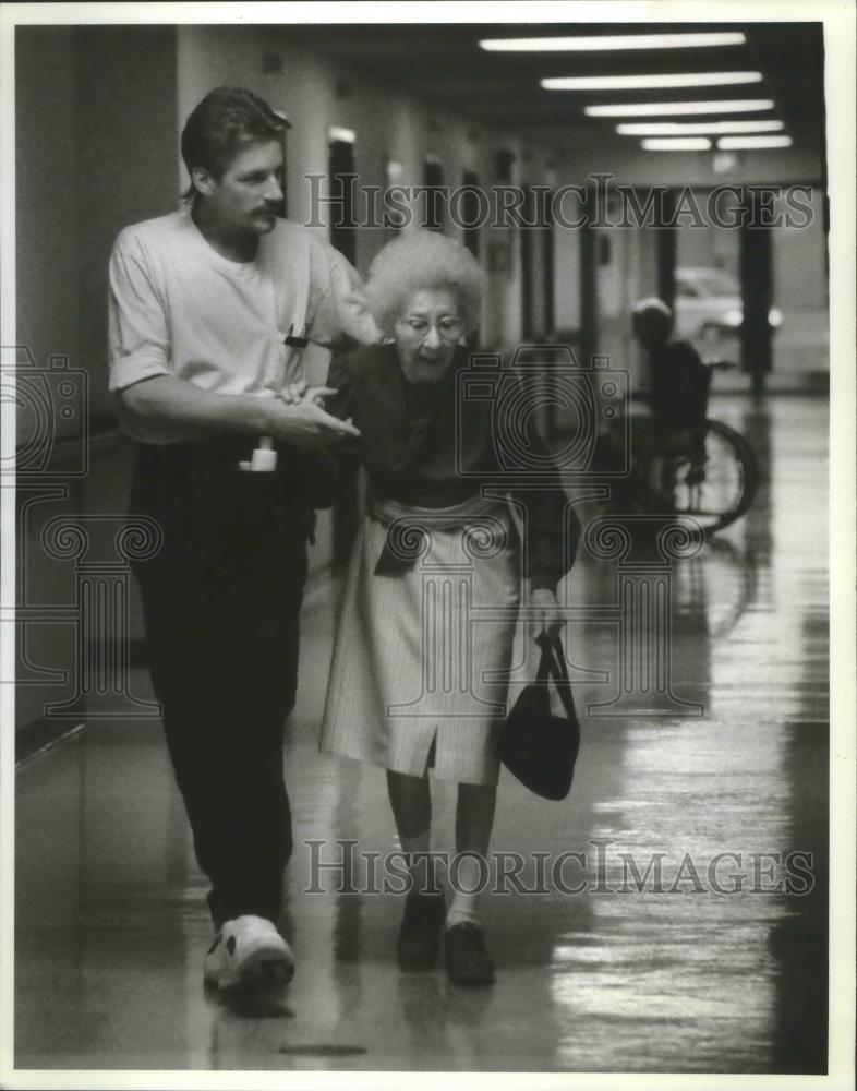 1993 Press Photo Patrick Lemieux helps Evelyn Lenk exercise at Health Center. - Historic Images