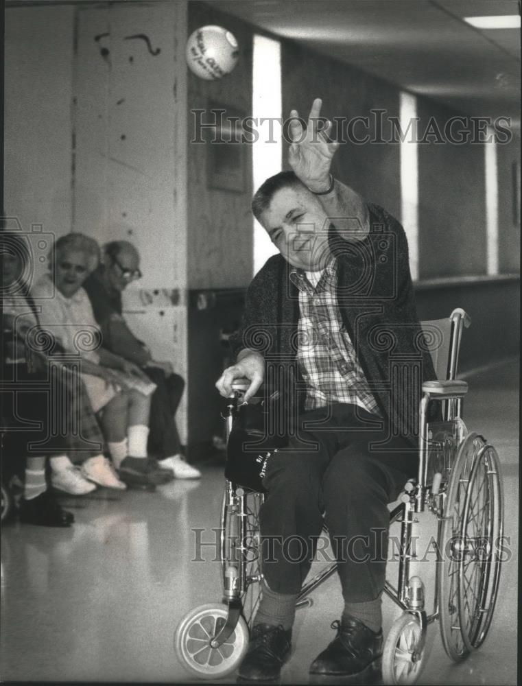 1990 Press Photo Mount Carmel Health Care Center&#39;s John Michalski plays shotput - Historic Images