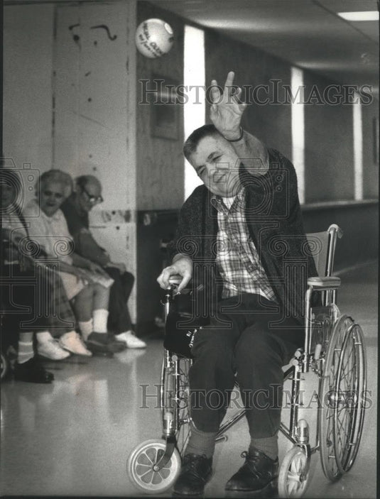1990 Press Photo Mount Carmel Health Care Center's John Michalski plays shotput - Historic Images