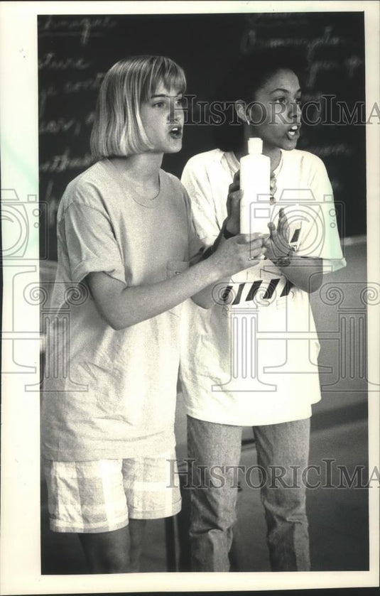1988 Press Photo Becky Baumann & Keiya Bell, Morse Middle School, Milwaukee - Historic Images