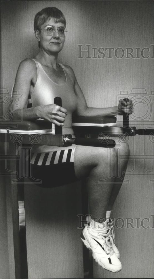 1993 Press Photo Marcia Richards, medical director, working out at home. - Historic Images