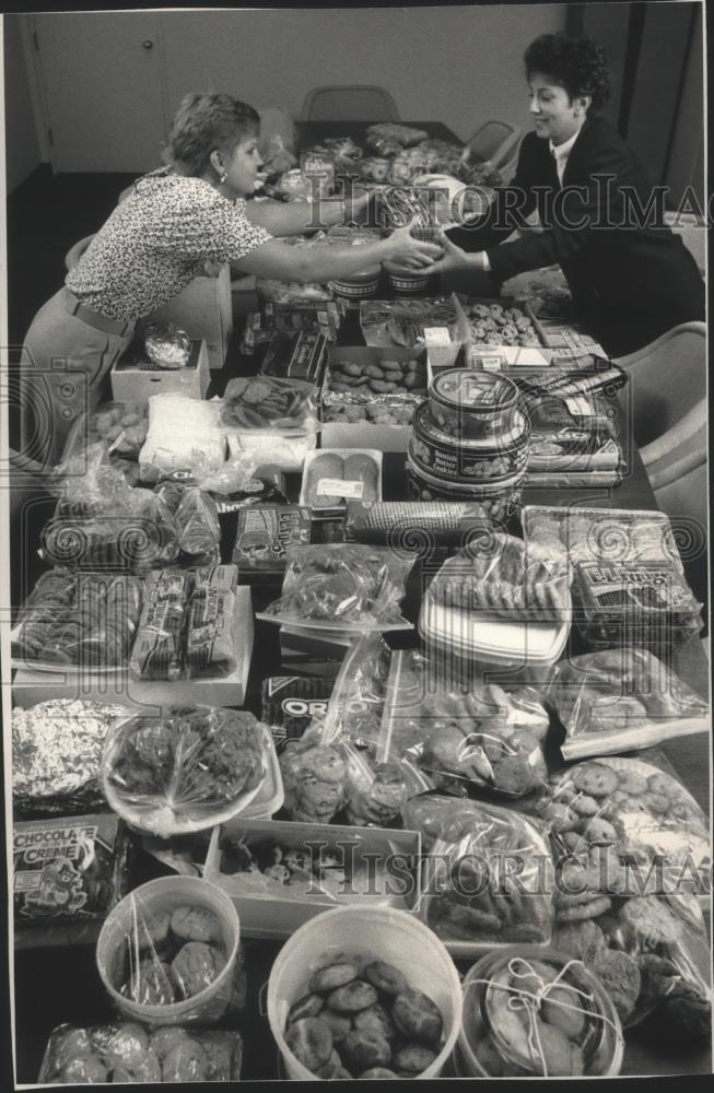 1991 Press Photo Northwestern Mutual Life Insurance packs cookies, Milwaukee, WI - Historic Images