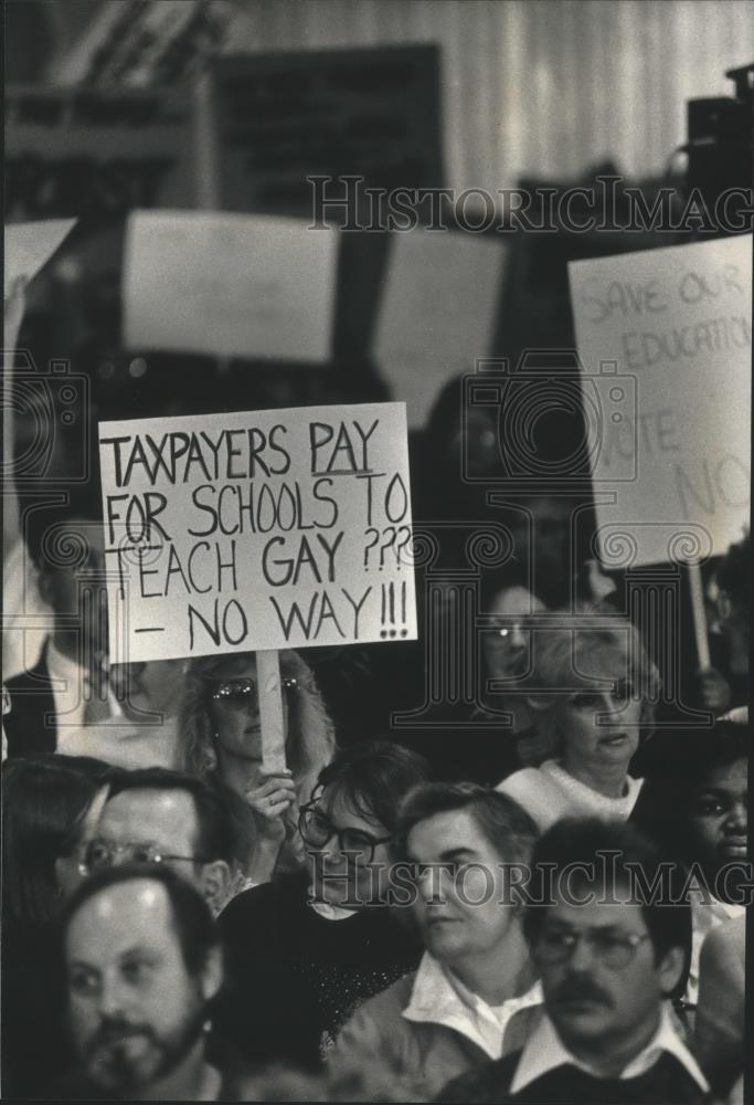 1991 Press Photo Citizens holding up placards at Milwaukee School Board meeting - Historic Images