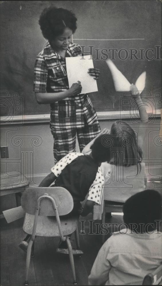 1976 Press Photo Mrs. Alex Wallace, Milwaukee Public School teacher, in class - Historic Images