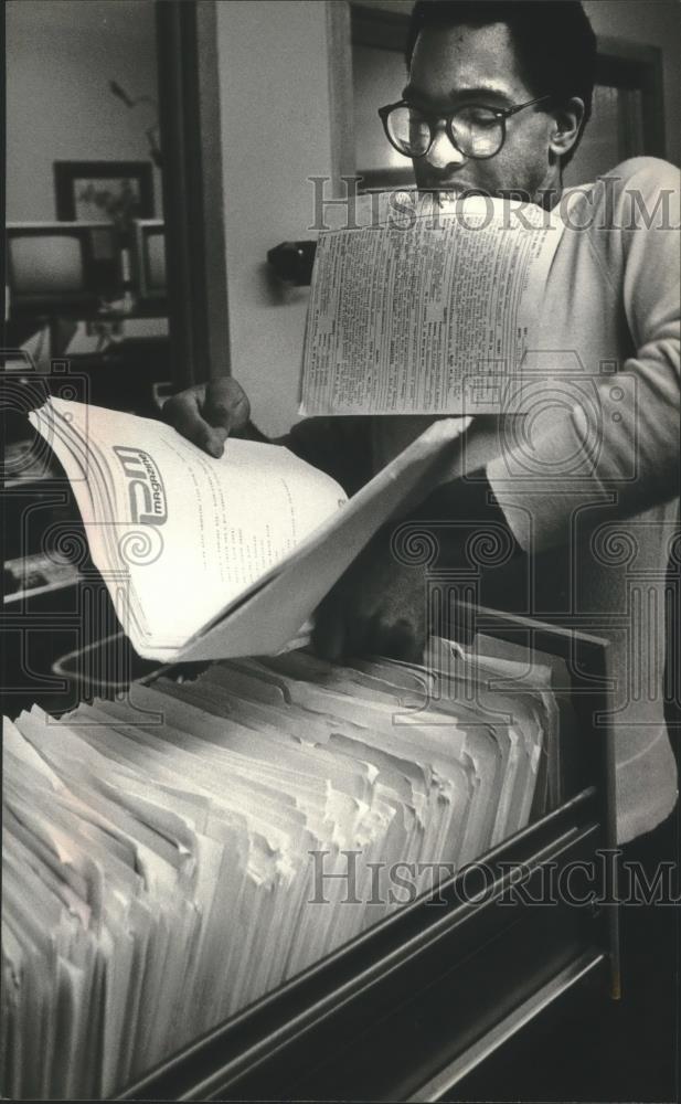 1981 Press Photo Bobby Rivers, Milwaukee TV Film Critic &amp; Entertainment Reporter - Historic Images