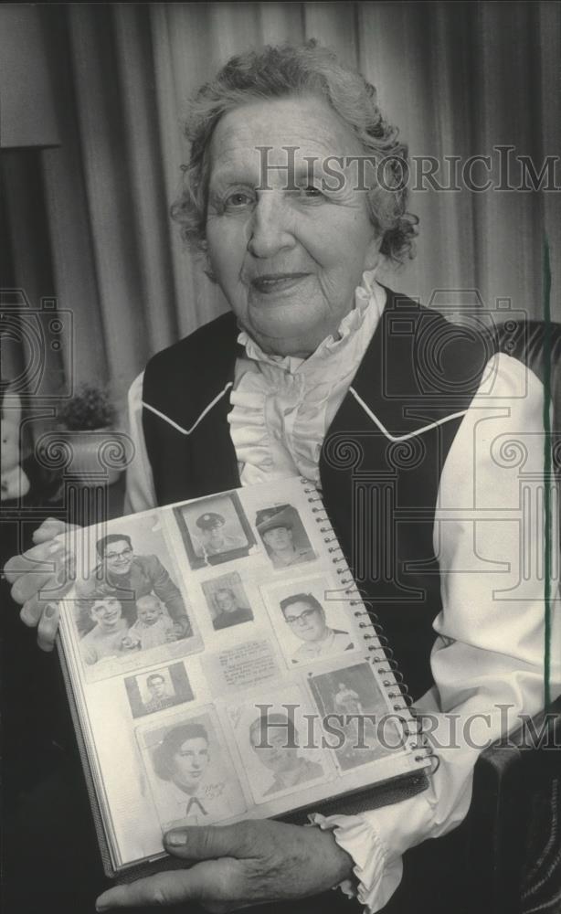 1984 Press Photo Violet Morris, of Waukesha, Wisc, shows her family scrapbook - Historic Images