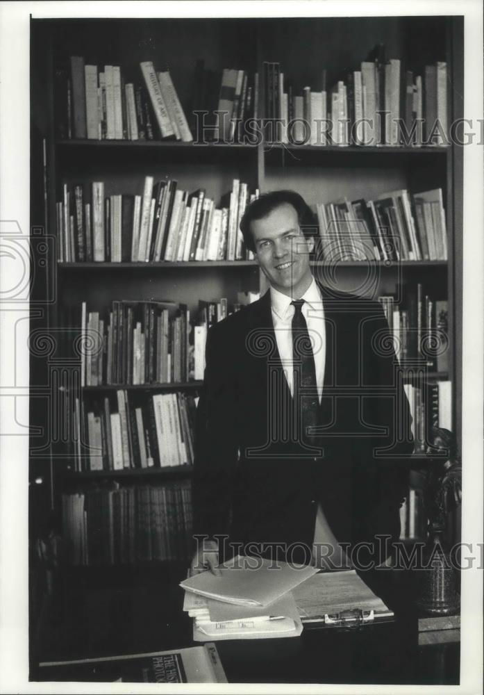 1991 Press Photo James Mundy, Art administrator poses for photo. - mjb74028 - Historic Images