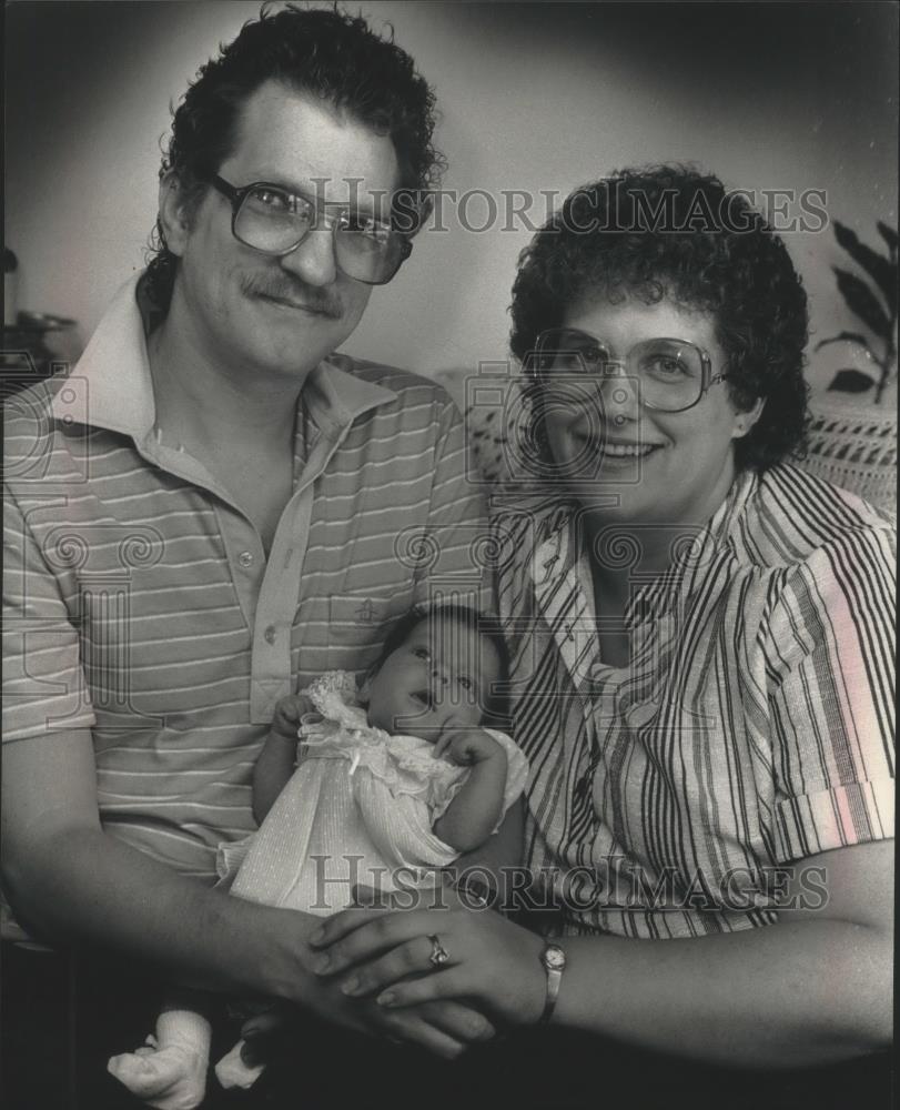 1989 Press Photo Karen, Dave, Stacy Essmann, Karen has Multiple Sclerosis. - Historic Images