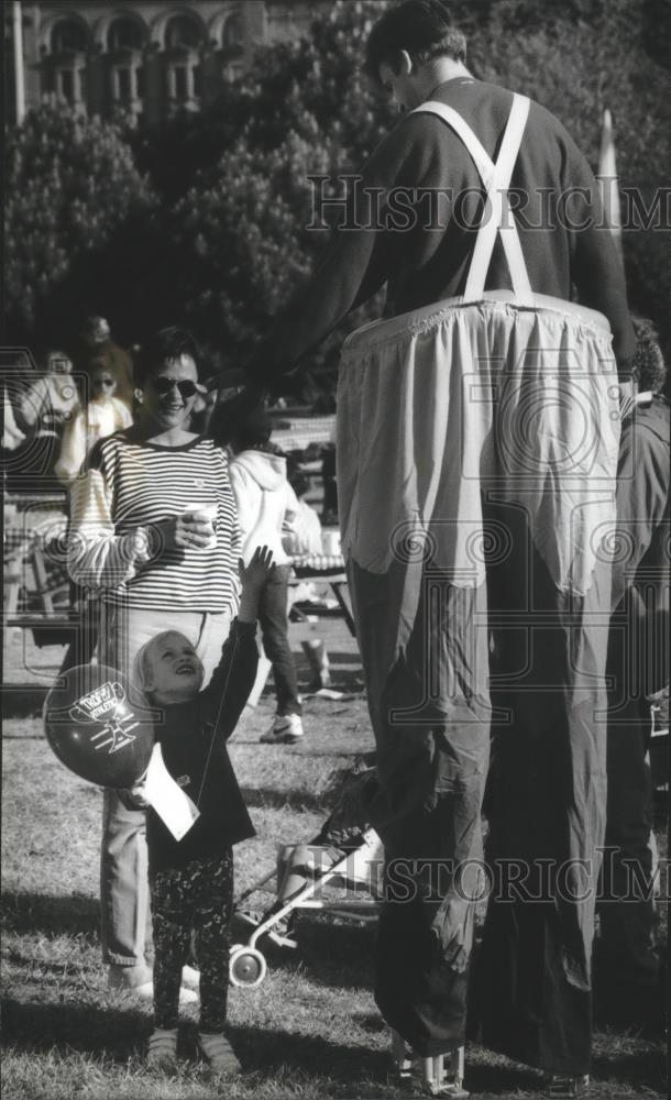 1994 Press Photo People enjoying RiverSplash! in Milwaukee River Downtown - Historic Images