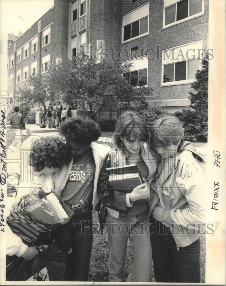 1984 Press Photo students give farewell hugs due to Messmer High School Closing - Historic Images