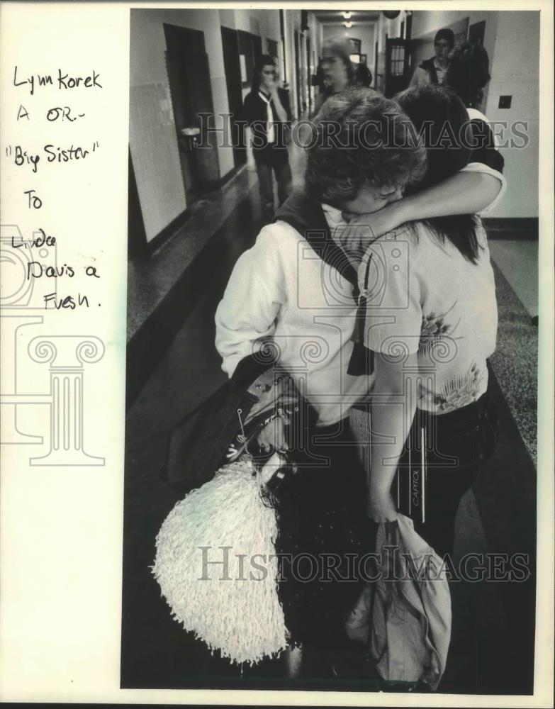 1984 Press Photo Lynn Korek hugged Linda Davis on Messmer High Schools last day - Historic Images