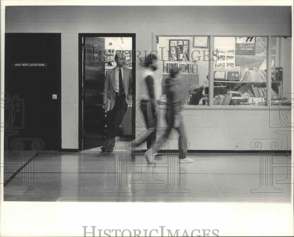 1984 Press Photo Eliot Huxley and cardiac patients at Jewish Community Center - Historic Images