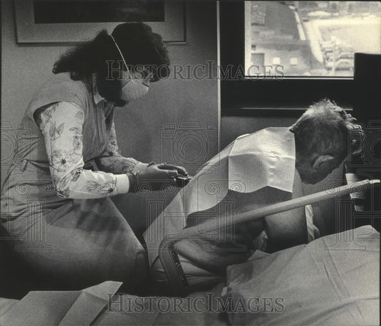 1984 Press Photo Julie Harter checks Alois Knecht at Mount Sinai Medical Center - Historic Images