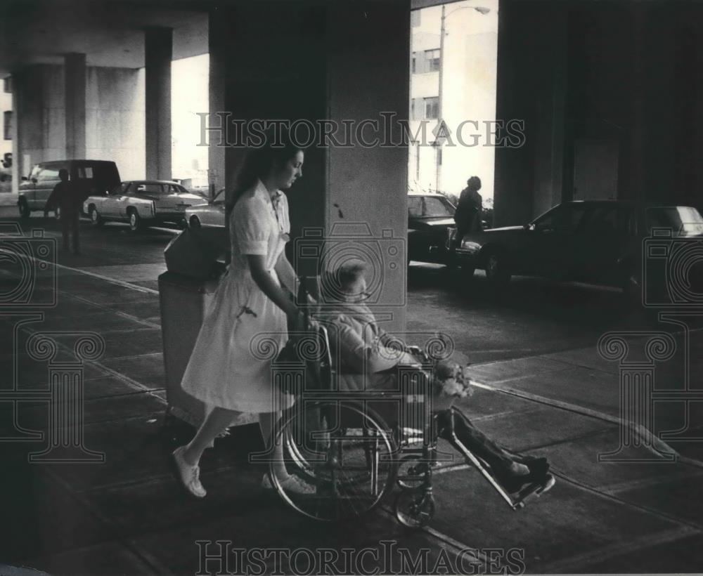 1984 Press Photo Nurse Jane Russell wheeled a discharged patient, Mount Sinai - Historic Images