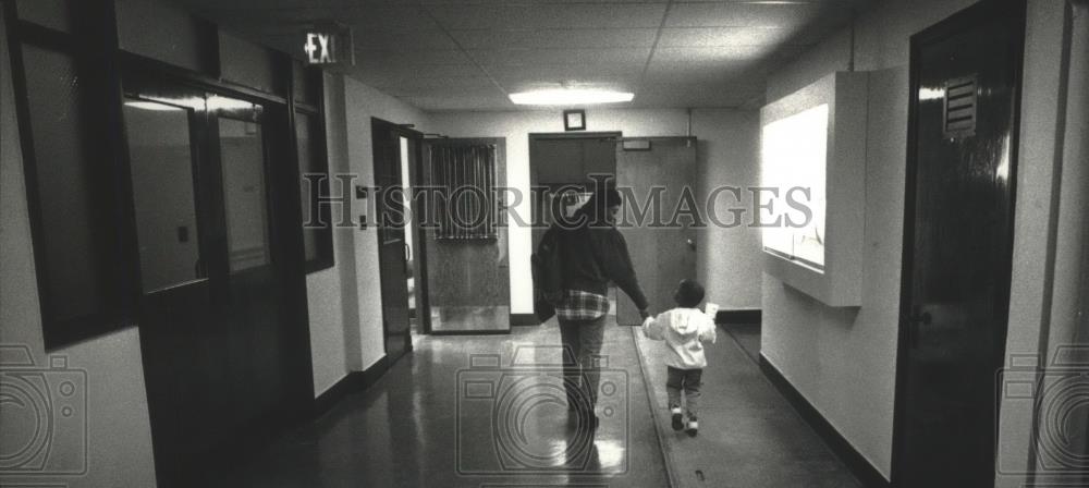 1992 Press Photo Marsean Tucker at Mount Mary College with mom, Pamela Brown - Historic Images