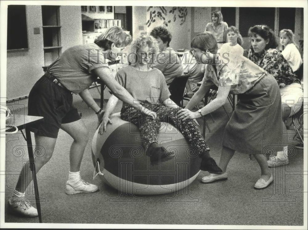 1993 Press Photo Occupational therapy class at Mount Mary College in Wisconsin - Historic Images