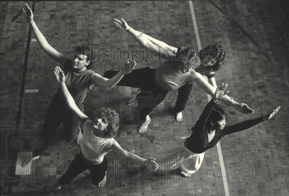 1987 Press Photo students of the Mount Mary College dance program in Milwaukee - Historic Images