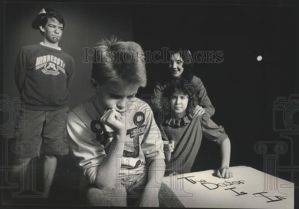 1988 Press Photo actors in &quot;You&#39;re a Good Man, Charlie Brown&quot; Mount Mary College - Historic Images