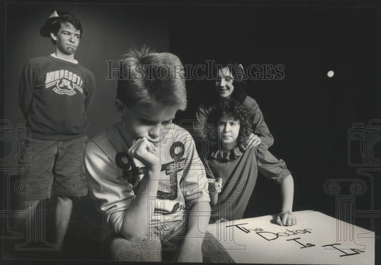 1988 Press Photo actors in "You're a Good Man, Charlie Brown" Mount Mary College - Historic Images