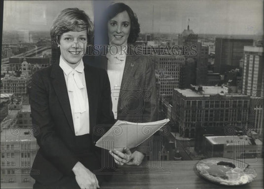 1983 Press Photo Camille Haney & Gay Williams, owner & founder Haney Co., in WI - Historic Images