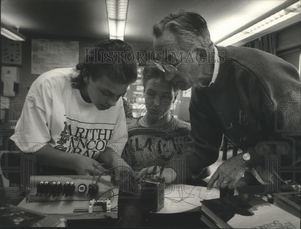 1993 Press Photo Tom Kavanaugh helps eighth grade Morse Middle School students - Historic Images