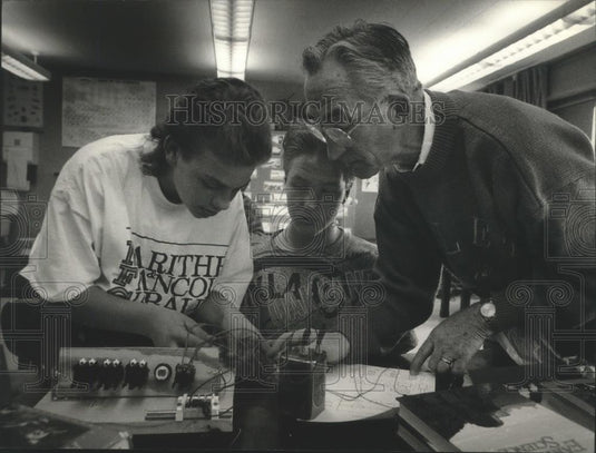 1993 Press Photo Tom Kavanaugh helps eighth grade Morse Middle School students - Historic Images