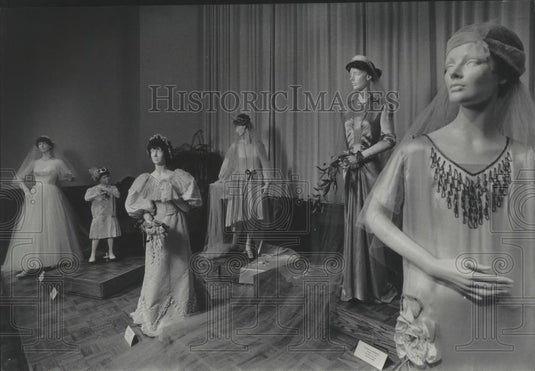 1985 Press Photo Mount Mary College bridal exhibit "Honored Heirlooms" Wisconsin - Historic Images