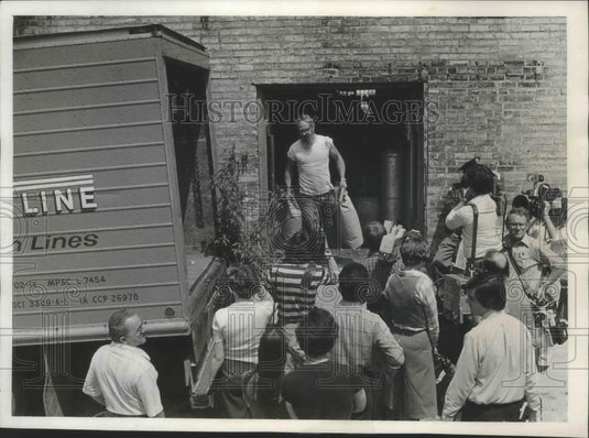 1977 Press Photo Mosinee Research Corporation in Manitowoc raided by agents - Historic Images