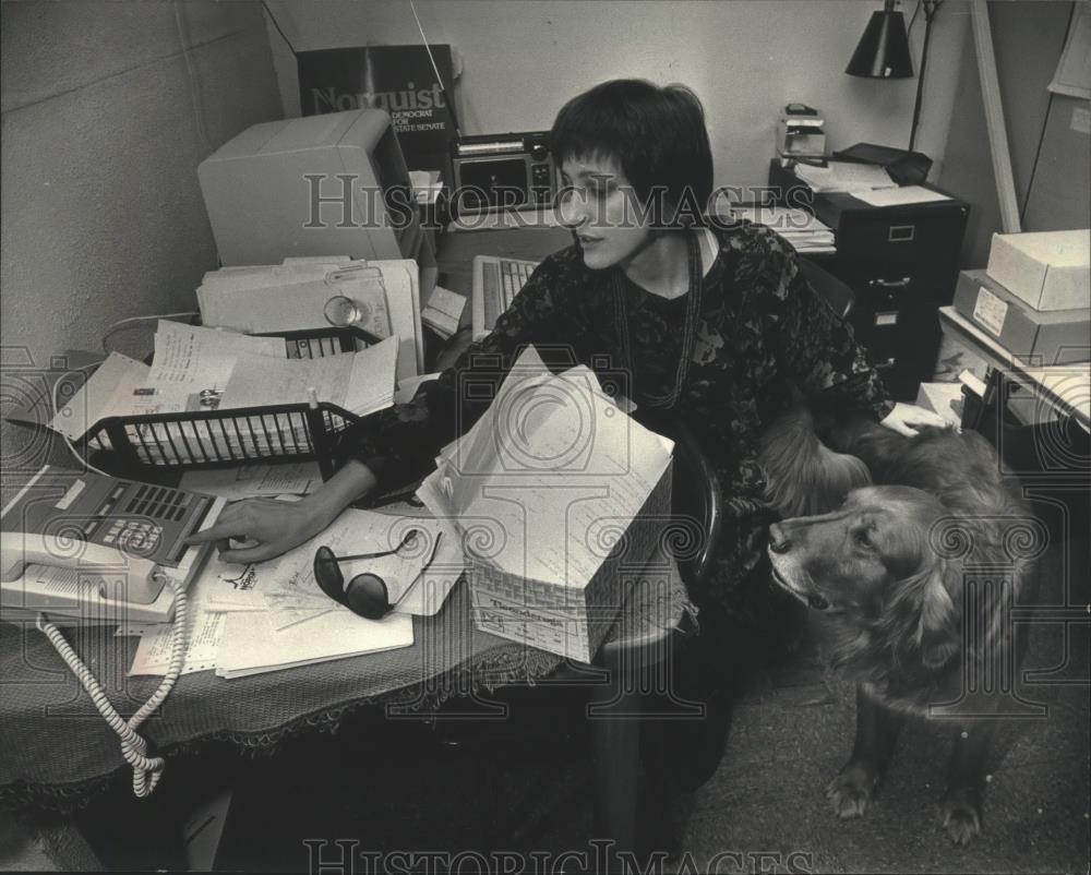 1988 Press Photo Susan Mudd, wife of Milwauwkee Mayor, with dog Whisky in office - Historic Images