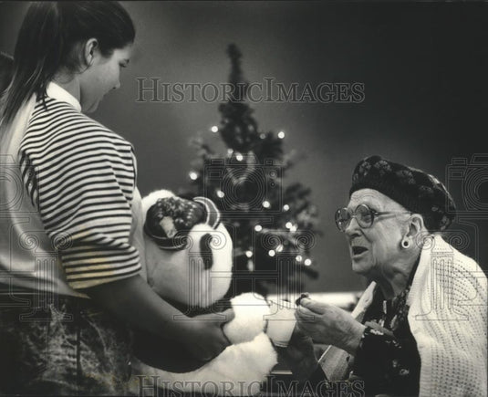 1989 Press Photo Tami Schober gave bear to Lucille Sawicki at event in Milwaukee - Historic Images
