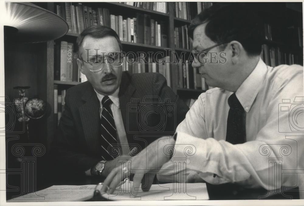 1990 Press Photo Michael Murry and William McEachern discuss Polish businesses - Historic Images