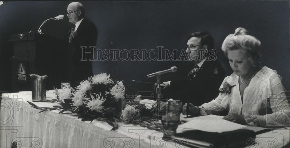 1983 Press Photo Robert Foote chairman Universal Foods at Bradley Pavilion - Historic Images