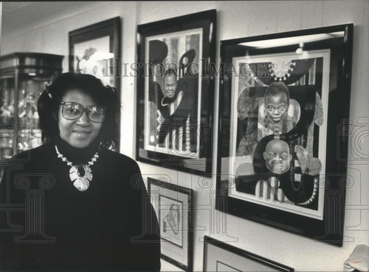 1993 Press Photo Gallery owner Betty Munson & drawings by Milwaukee artist - Historic Images