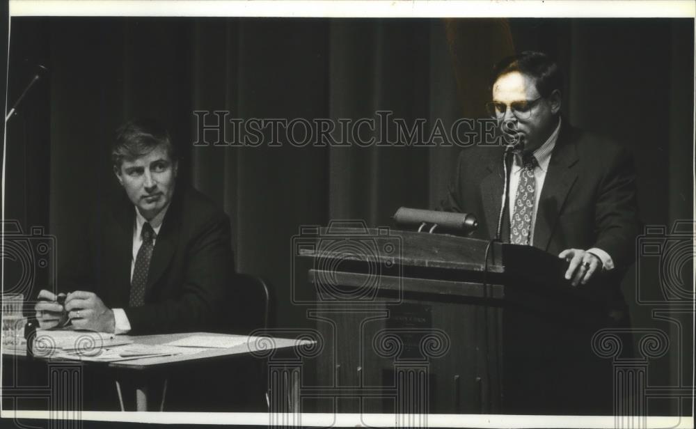 1992 Press Photo Mequon mayoral candidates James Moriarty and Stan Tepln debate - Historic Images