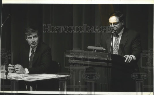 1992 Press Photo Mequon mayoral candidates James Moriarty and Stan Tepln debate - Historic Images