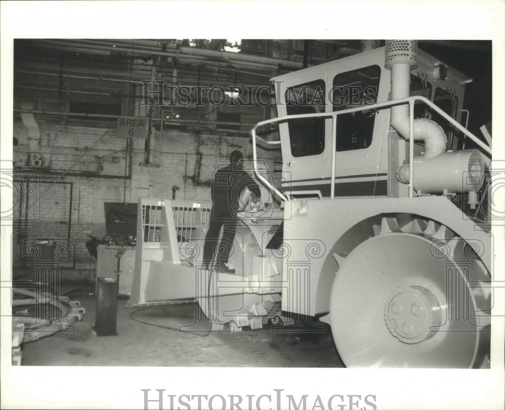 1985 Press Photo Rexworks 19-ton landfill compactor being shipped to Egypt - Historic Images