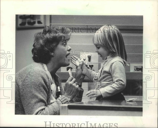 1983 Press Photo Verginia Meisser, teacher at Milwaukee Hearing Society - Historic Images