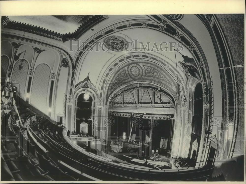 1984 Press Photo Several technicians worked on stage at the Riverside Theater - Historic Images