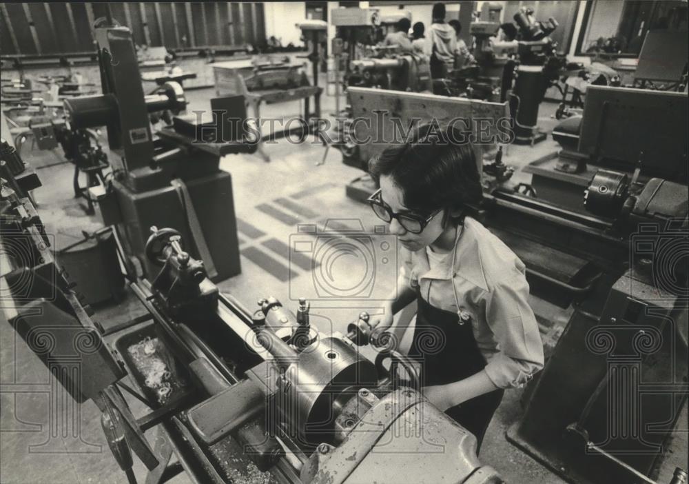 1980 Press Photo Jose Alvarado in metal shop at Riverside High School, Wisconsin - Historic Images