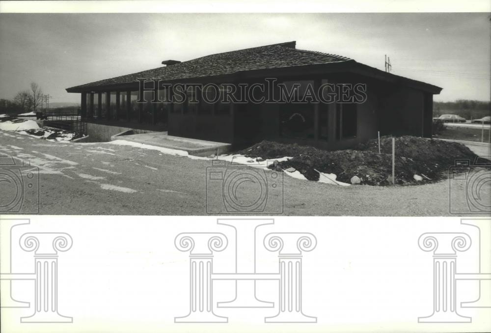 1982 Press Photo New Naga-Waukee Golf Course clubhouse overlooks Pewaukee Lake, - Historic Images