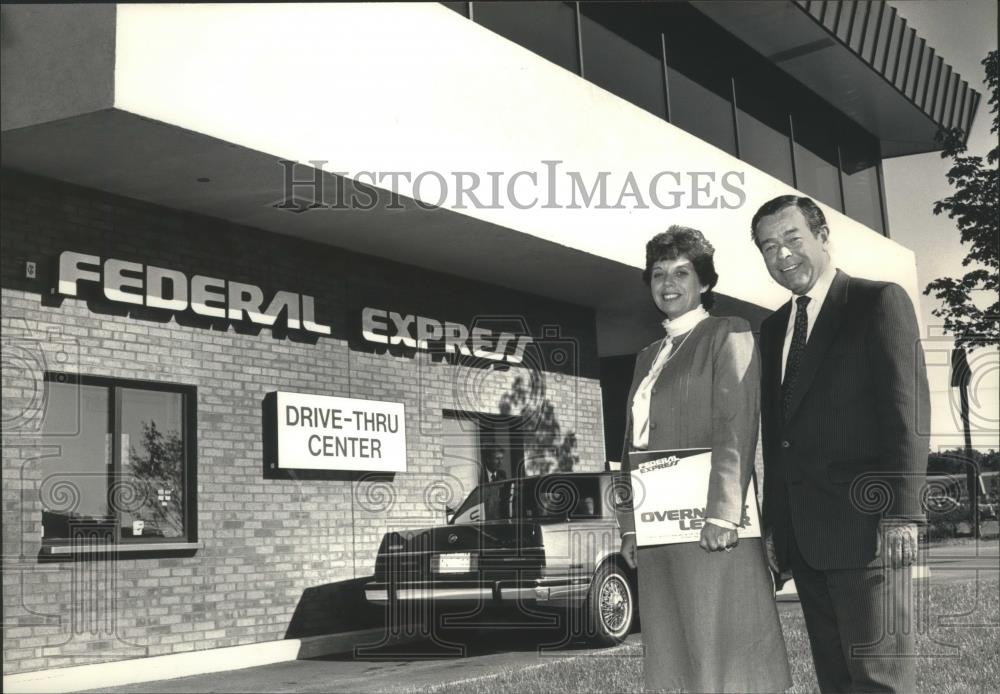 1987 Press Photo Executives near Federal Express drive-through, Brookfield, Wisc - Historic Images