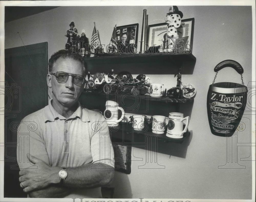 1977 Press Photo Gerald W. Nolte, former West Allis Fire chief, in his den - Historic Images