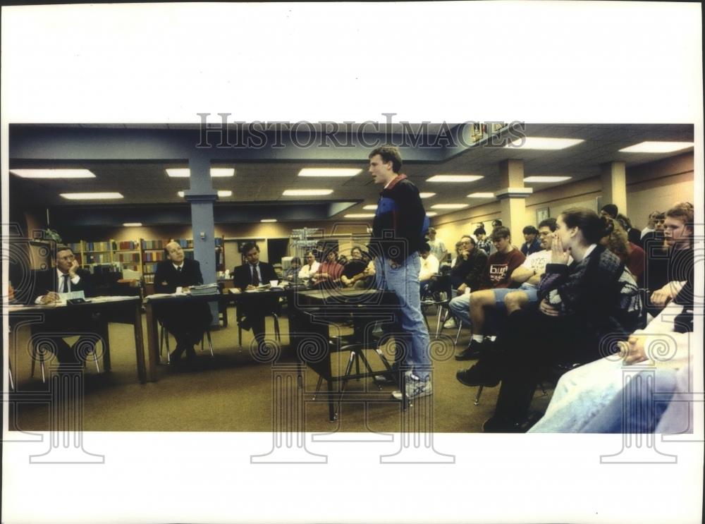 1993 Press Photo Jeff Searl, senior, addresses the Mukwonago School Board - Historic Images