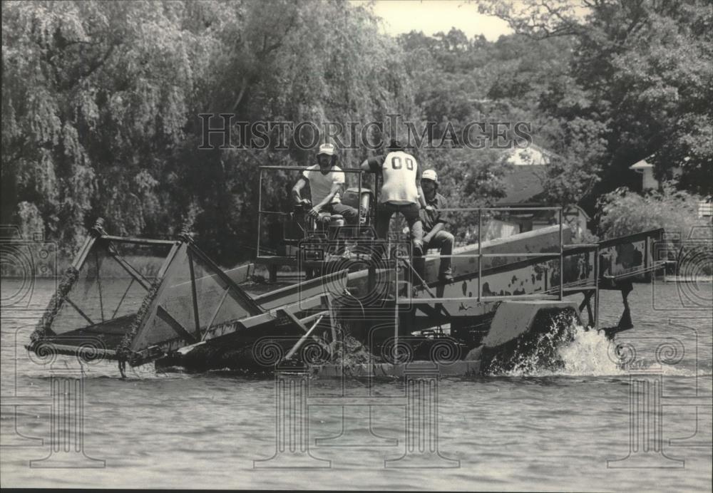 1984 Press Photo Weed harvester on Mukwonago, Wisconsin&#39;s Phantom Lake - Historic Images